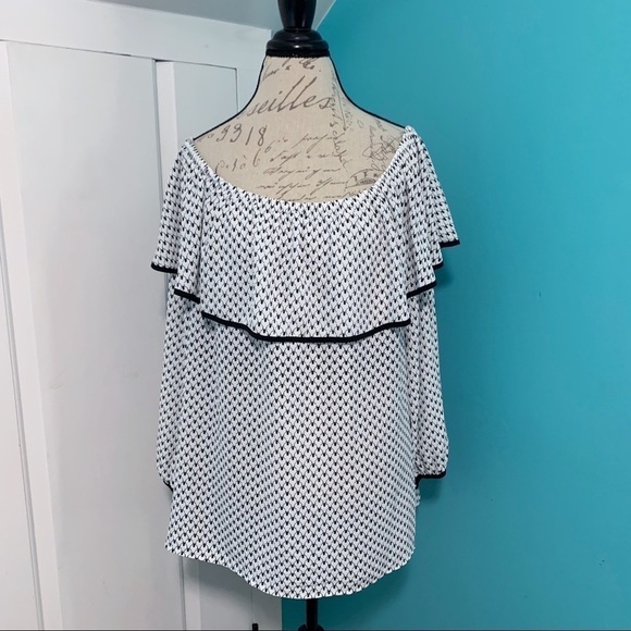 VINCE CAMUTO Droplet Geo Ruffled Off Shoulder Top - Picture 2 of 7